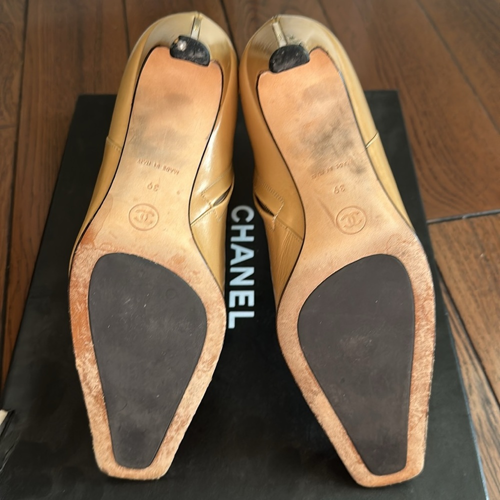 CHANEL VINTAGE BEIGE LEATHER GOLD
TONE CC LOGO ZIP ANKLE BOOTS
 (8.5/39) - Picture 9 of 11